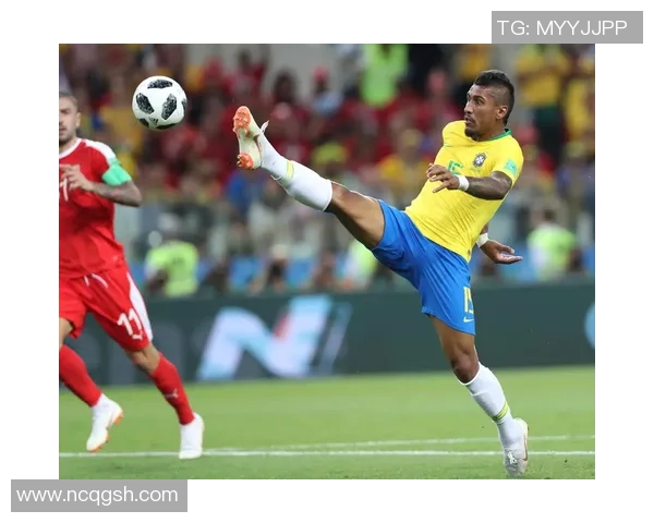 足球明星选手遭遇恶意犯规瞬间视频引发球迷热议与讨论